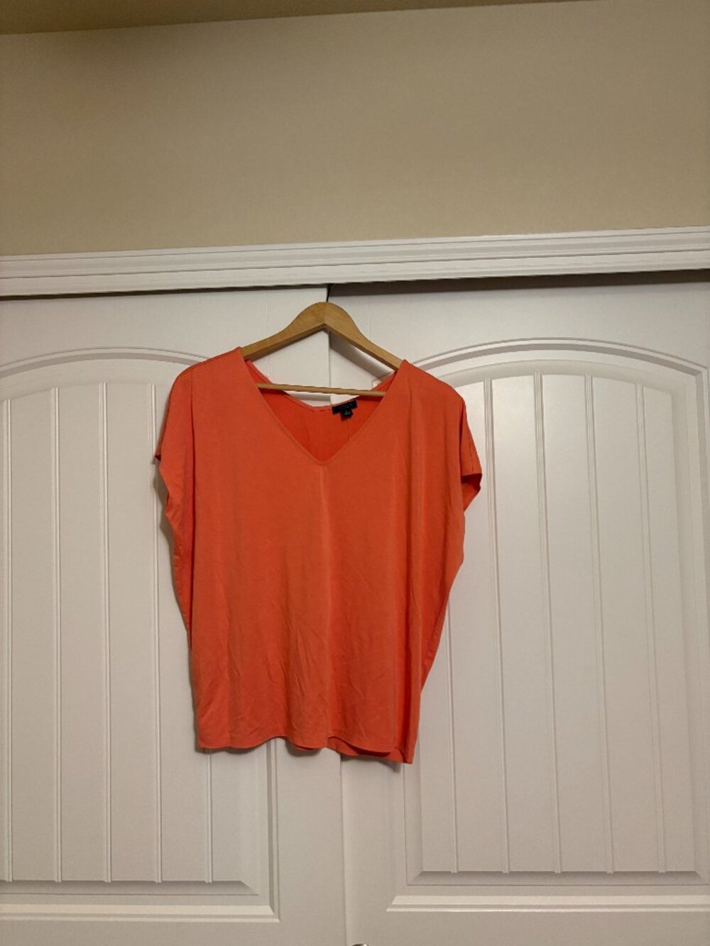 Ann Taylor Factory Short Sleeve Blouse Medium Coral Orange Rayon Blend V Neck